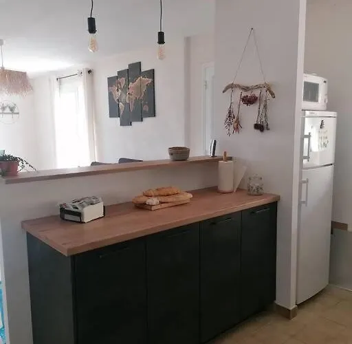 Maison Arboree Dans Le Village De Megier * Sabran