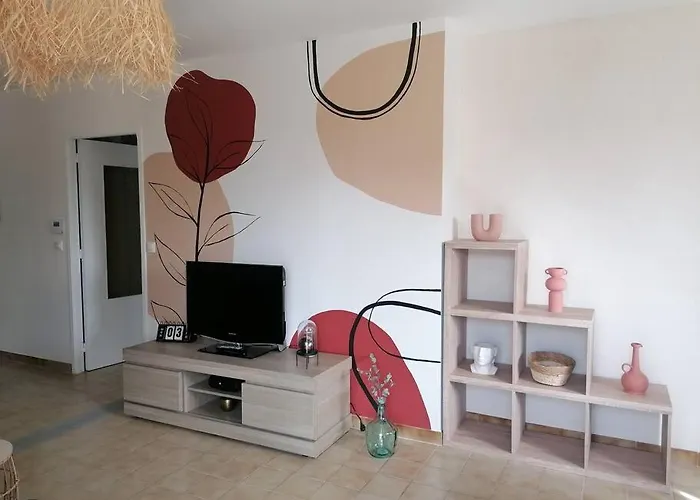 Maison Arboree Dans Le Village De Megier