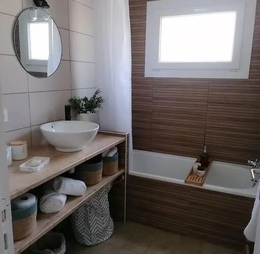 Maison Arboree Dans Le Village De Megier * Sabran