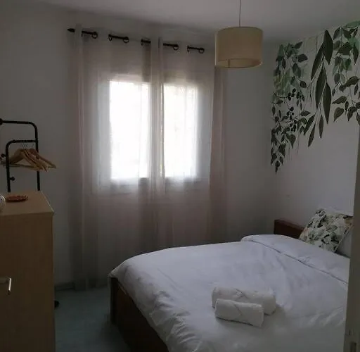 Maison Arboree Dans Le Village De Megier Hébergement de vacances Sabran