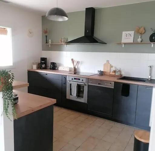 Maison Arboree Dans Le Village De Megier Hébergement de vacances *