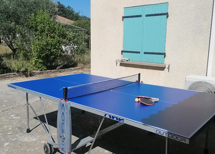 Maison Arboree Dans Le Village De Megier Sabran