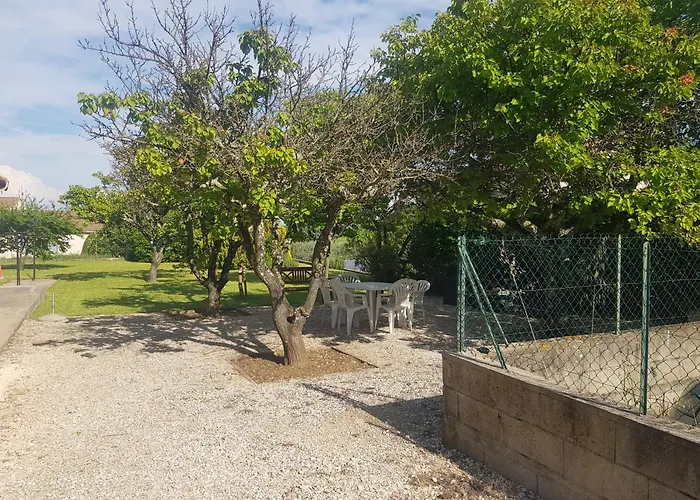 Maison Arboree Dans Le Village De Megier Sabran